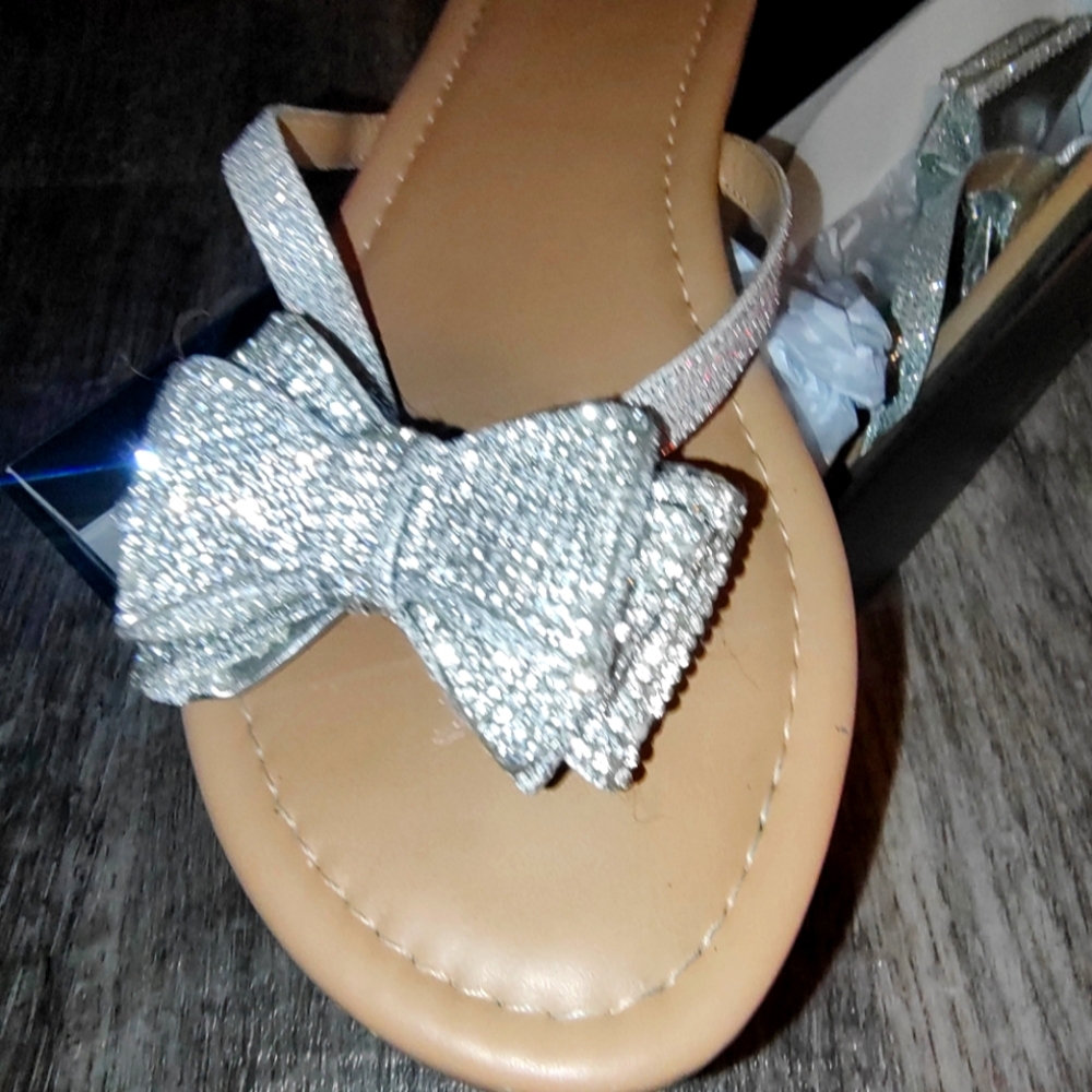 Woman's size 8 mabae silver bling sandals